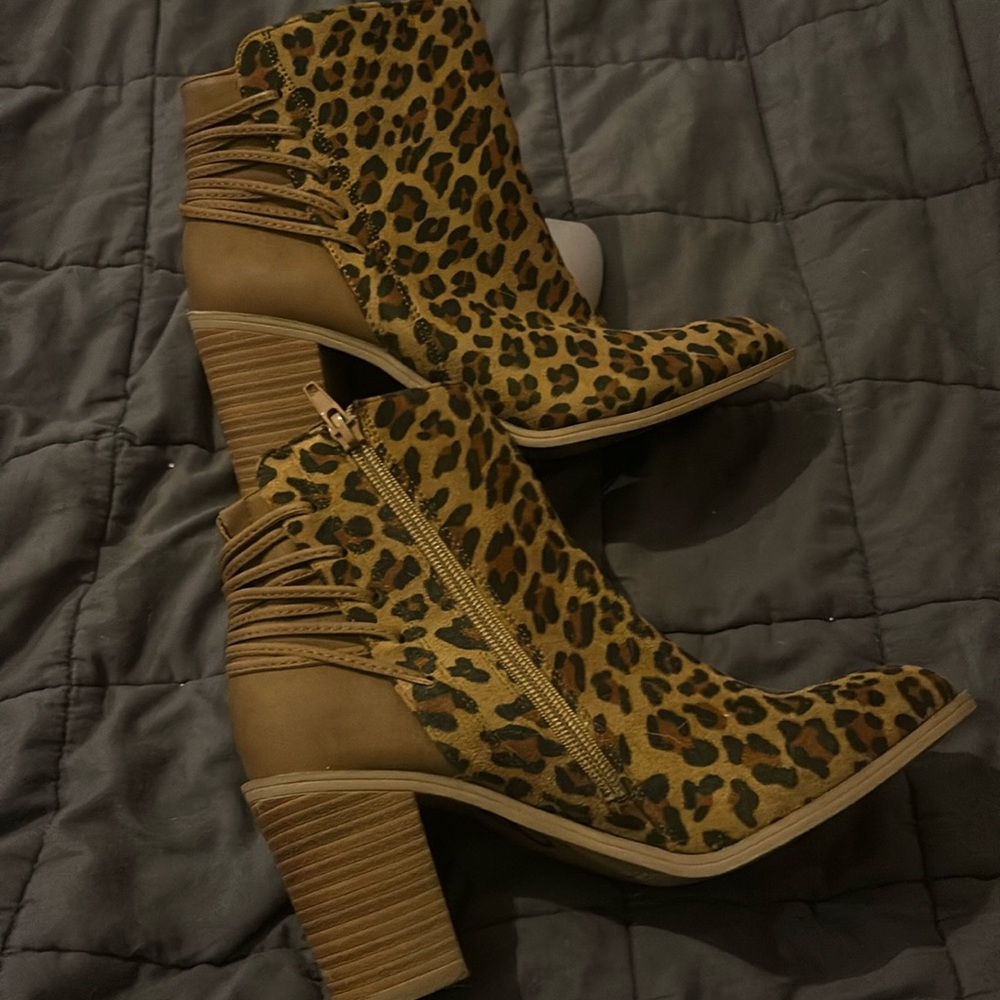 Cheetah ankle boots size 8 with zipper on the side. Never wore.